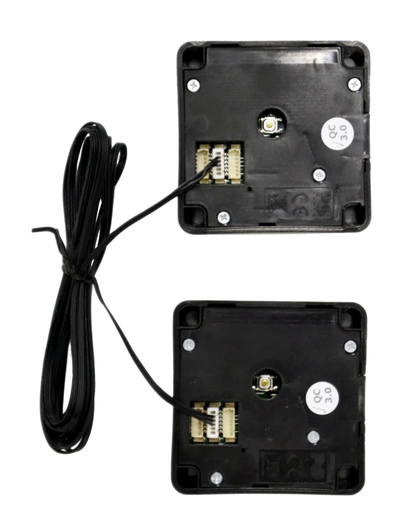 Deux serrures ABIOLOCK reliées par un câble de liaison.